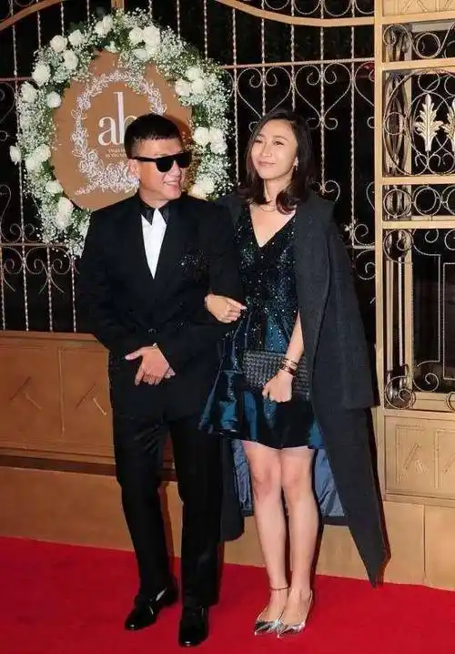 孙红雷小15岁老婆真惊艳,礼裙配大衣"阔太范"十足,气质没得说_王骏迪