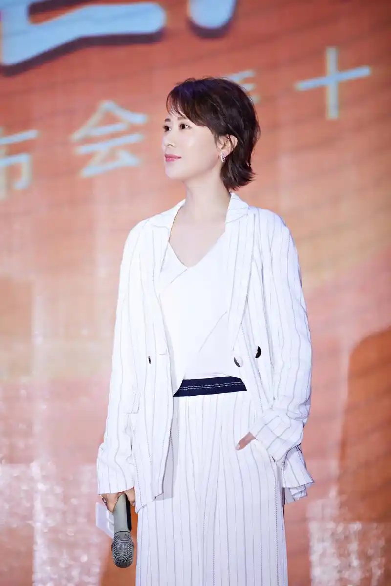 海清终于新造型,短发搭卫衣牛仔短裤穿得太高级,41岁美得太出众