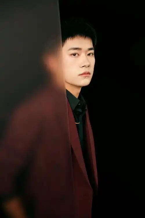 易烊千玺利落短发帅气写真14