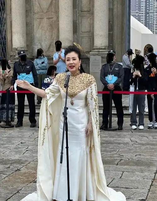 汪明荃近照引热议头发黑亮茂密手指如剥葱完全不像已经76岁