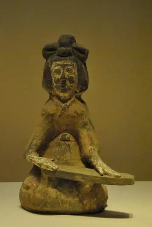 十字形高髻女俑