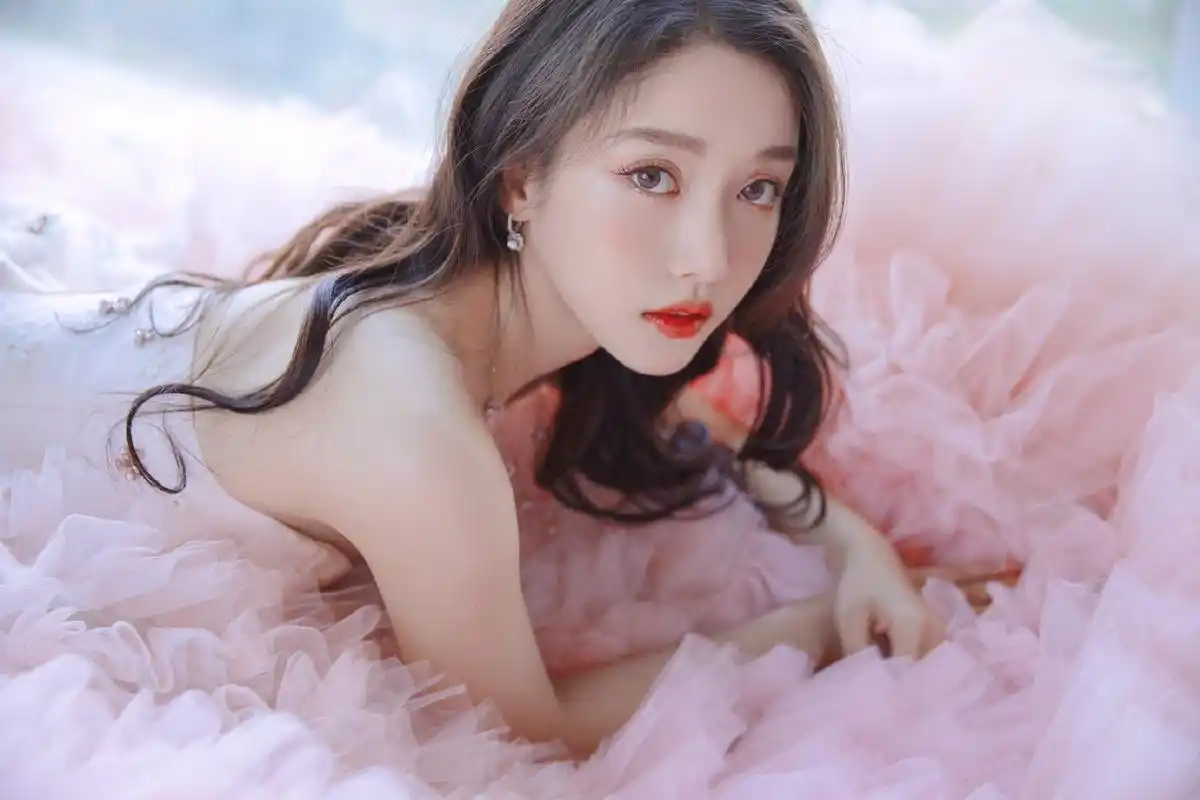 姜贞羽雾粉棉花糖纱裙