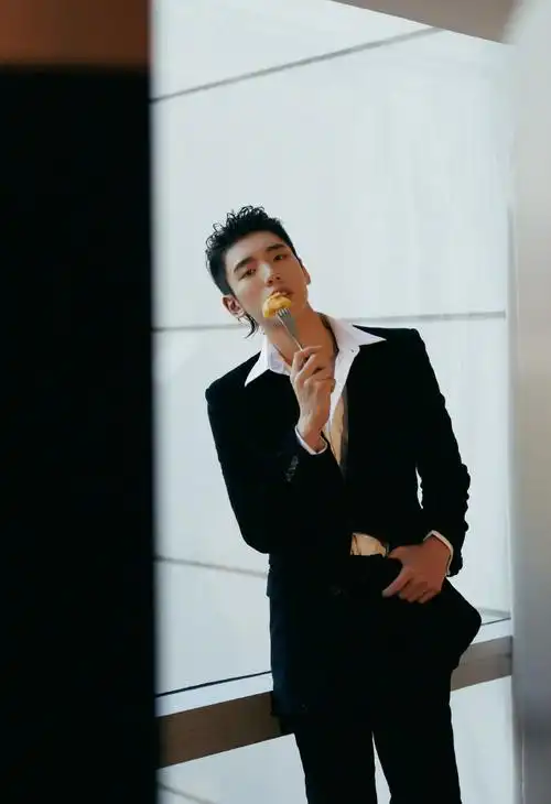 王子异 丝绒西装##酷酷日爆社