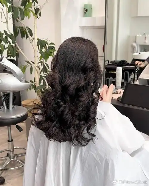 女人不论年龄大小,留长发一定试试半头烫,自然时尚显气质|发型|气质