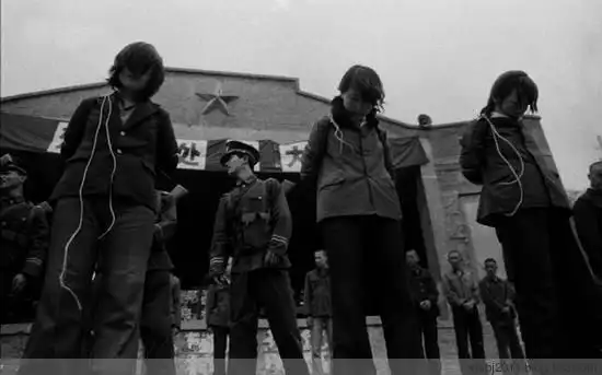 1983年"严打"审判女流氓罕见照片(组图)