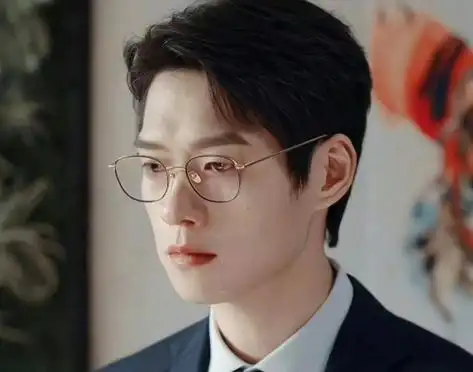 网友拍到魏大勋现身网吧打游戏,公共场合吸烟惹争议