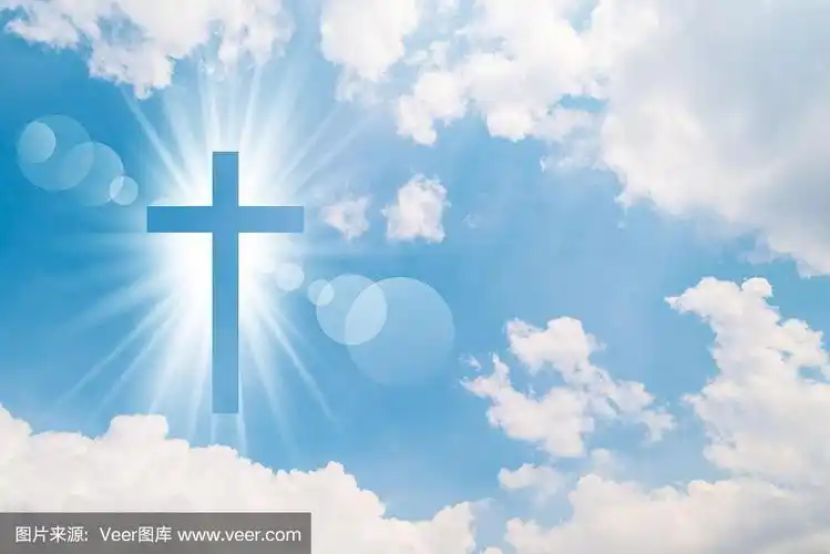 基督教的十字架在天空中显得明亮