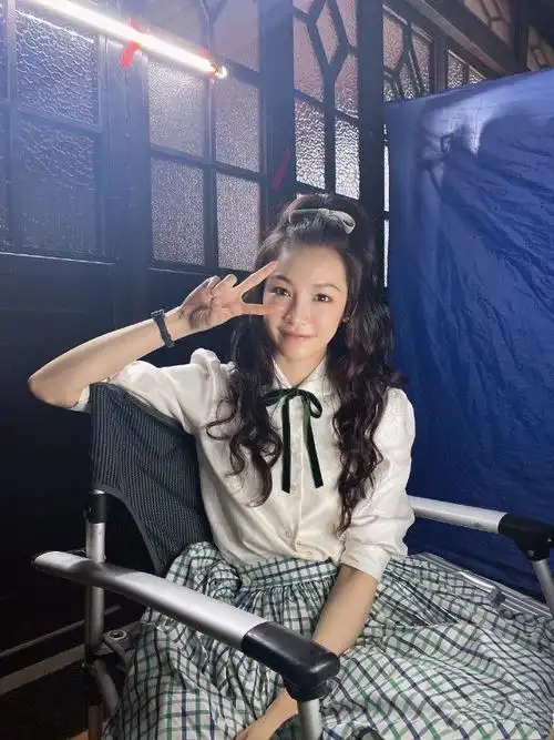 双镜女主张楠机场好会穿啊长袖配短裙被好身材秀了一脸