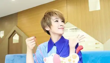 谢楠不愧是气质美女穿拼接衬衫配半身裙录节目短发衬出高级感