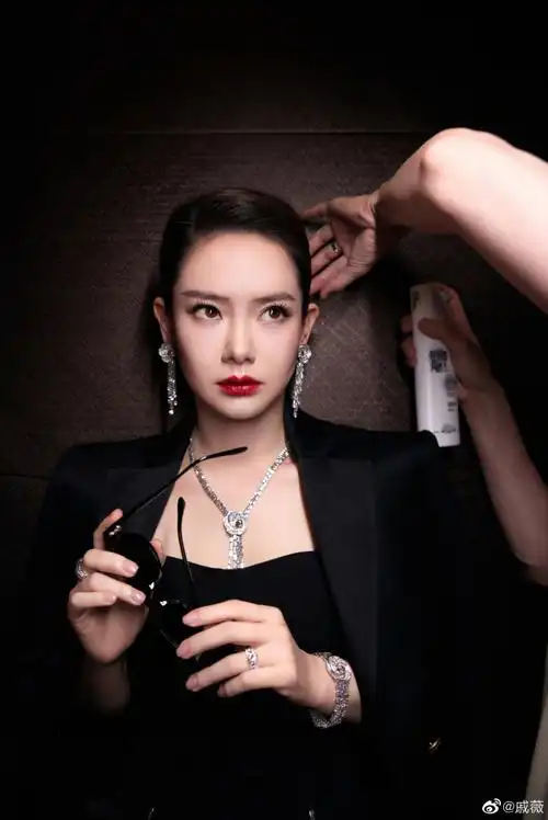 戚薇穿全黑装化身冷酷御姐戴墨镜红唇吸睛