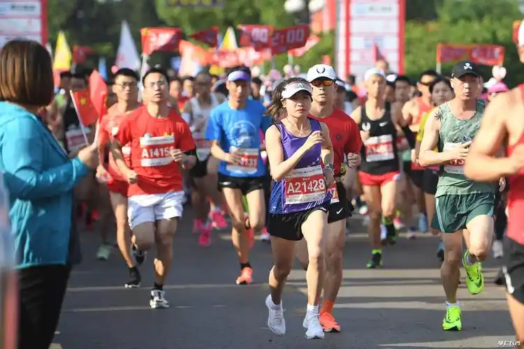 组图丨2021湘江马拉松赛·长沙站在橘子洲头开跑