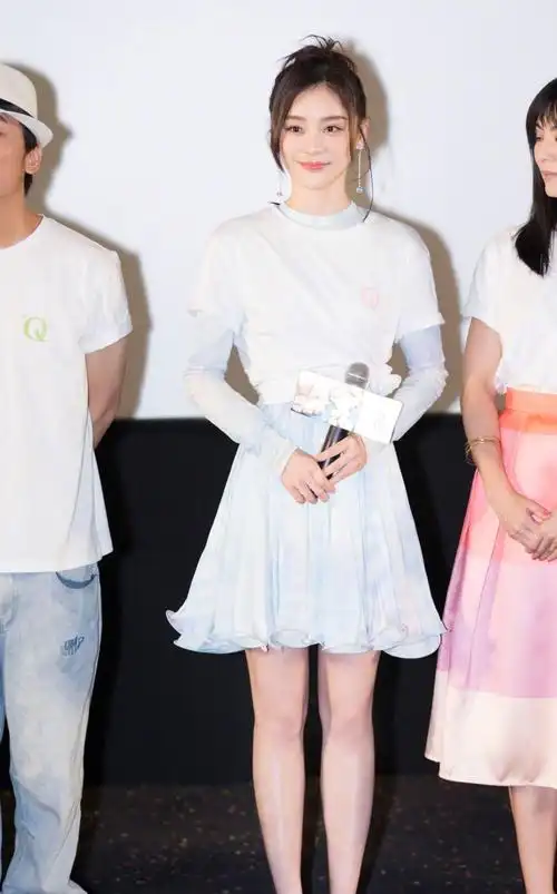 32岁袁姗姗会穿,丝绒黑衣配白色半裙好高级,165身高穿出超模范