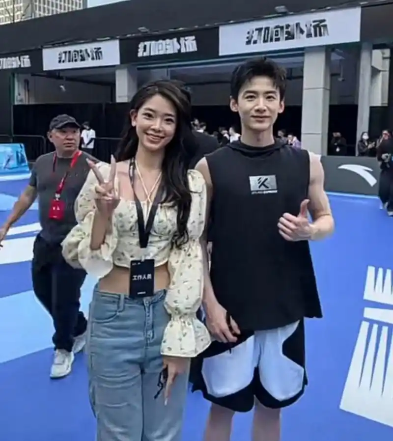 白敬亭和粉丝合照,还有点像