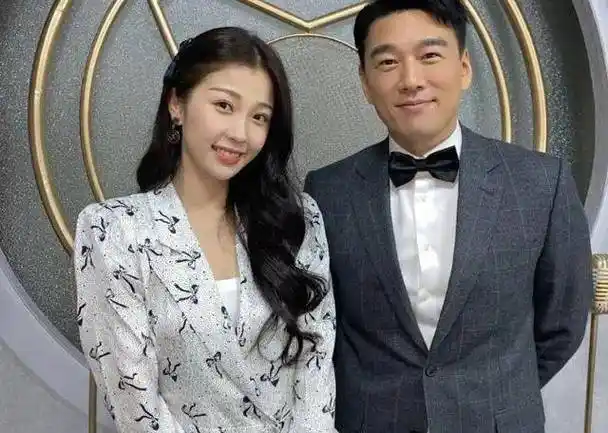 老公是"舅舅"王耀庆,她靠找室友多了个老公,今结婚20年了_郭宴青_舞台