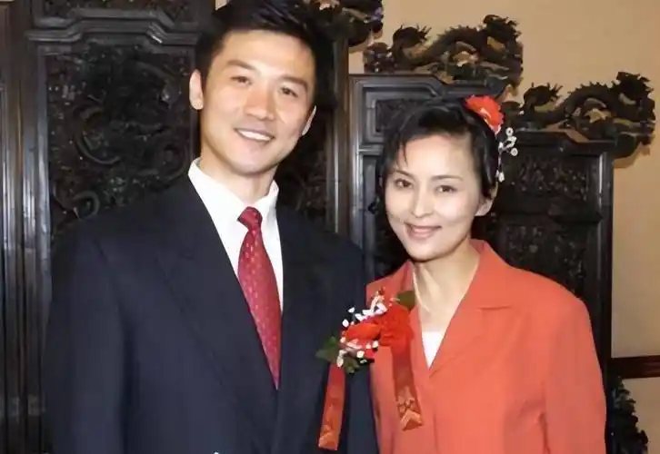 55岁何音被质疑嘴歪整容,本人发视频澄清,称演员的脸要留给角色_黄