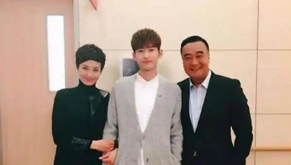 "儿子"是当红明星,女儿是奥运冠军,51岁的她是真正人生赢家_李颖_张翰