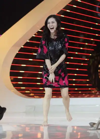 谢娜赤脚旋转飙舞 用行动再破怀孕传闻