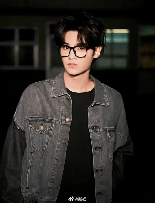 黄明昊收工随拍有牛仔外套黑框眼镜小卷发