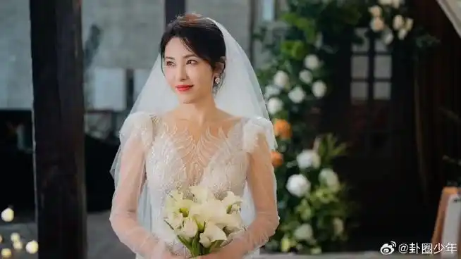 曾黎20年前后穿婚纱对比#@曾黎20年前在《男才女貌》里的婚纱造衯vs