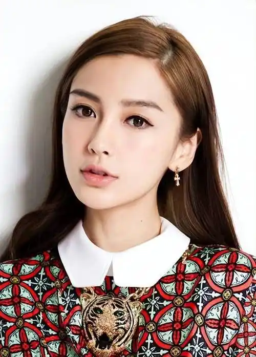 杨颖名下基金注销,海外复出照片被骂,经纪团队疑似解散_黄晓明_网友