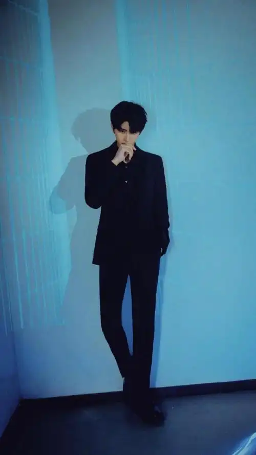 蔡徐坤帅气迷人黑色西装个人魅力写真