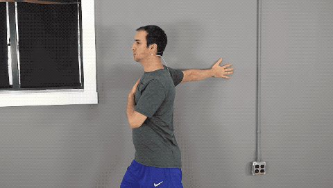 移动这个动作可以拉伸肩胛骨与胸椎,增加肩部的灵活性,同时激活前锯肌