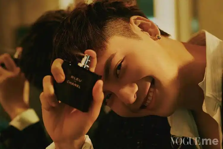 陈伟霆 香奈儿蔚蓝香水的新宣传片 他笑起来好甜呀!