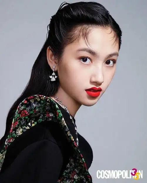 图片来源网络妹妹年龄真的很小,是05后,我好老啊…第一次看到邓恩熙的