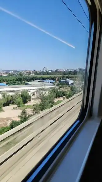 每次坐高铁我都要坐靠窗户边上这样可以看着风景可以想着很多事情和人