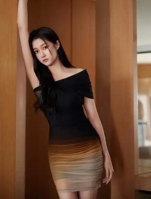 关晓彤穿渐变紧身裙秀名品身材蜜橘妆亮眼