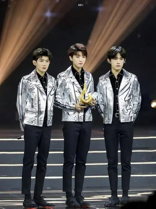 tfboys超话#2021有啵有你#夏天,是期待,是并肩,是同行… 92很想你