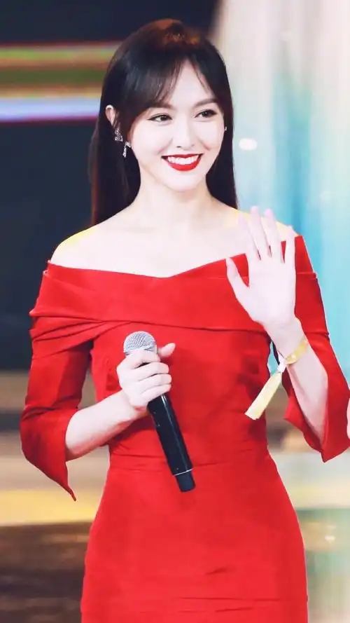 被唐嫣美到一袭红色一字肩长裙大秀好身材美到骨子里