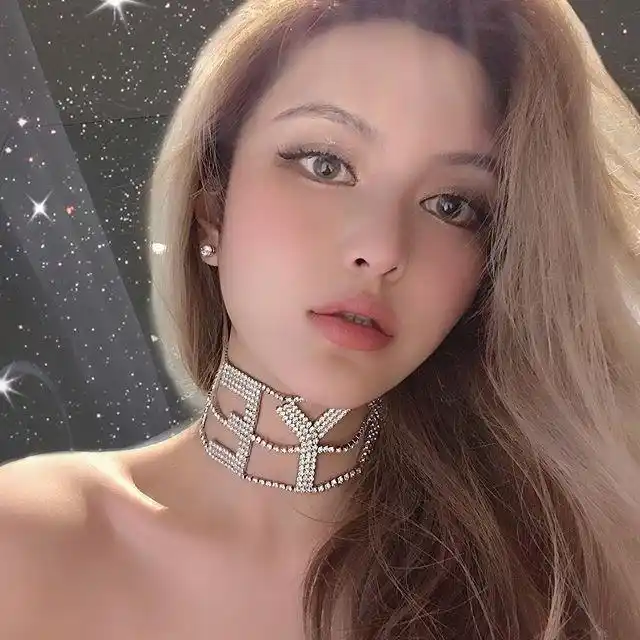 周扬青回应被狗仔拍到丑照连发工作照晒狗啃刘海