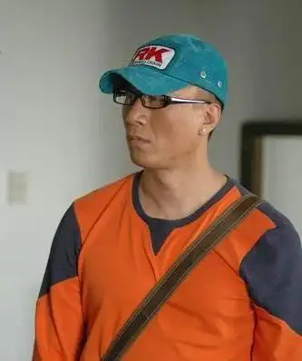 落地请开手机的电视剧里面王浩穿的那橘色衣服是什么牌子的?