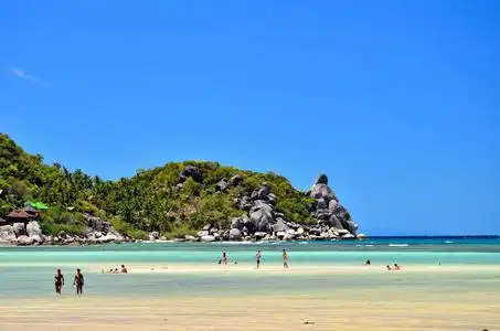 快乐的女孩在沙滩上玩耍科西嘉, 28/08/2017: 海滨 de nonza 的鸟瞰图