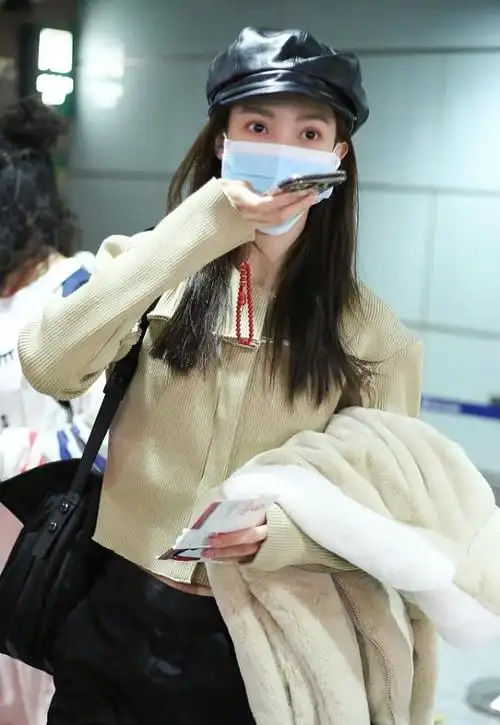 金晨对身材真自信,穿短上衣一抬胳膊就能看出纤细腰肢,太迷人