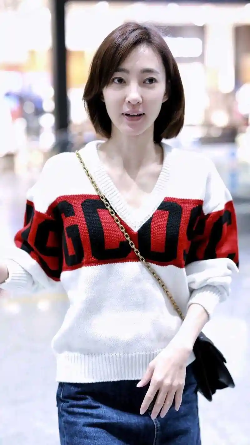 原创王丽坤高颜值就是任性波波头短发搭配针织衫短裙穿出高级感