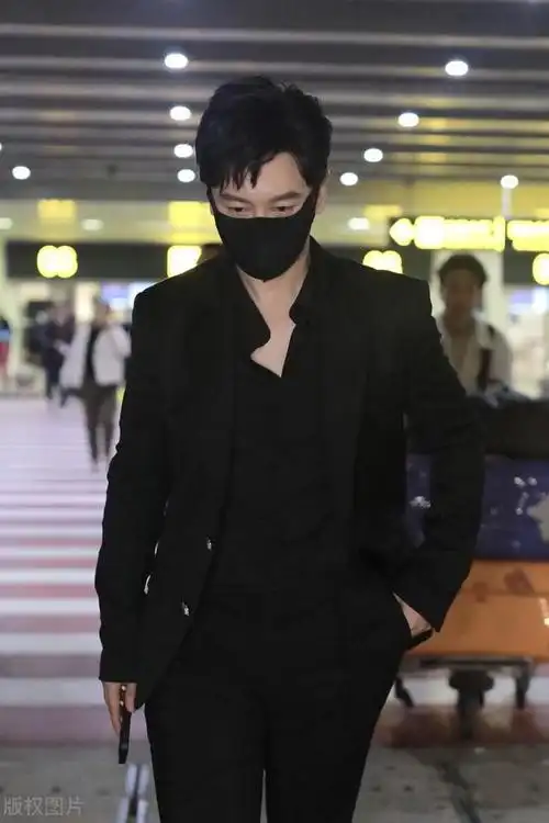 黄晓明的身材还是很出众的,他脚踩黑色亮皮皮鞋,显得英俊又潇洒.