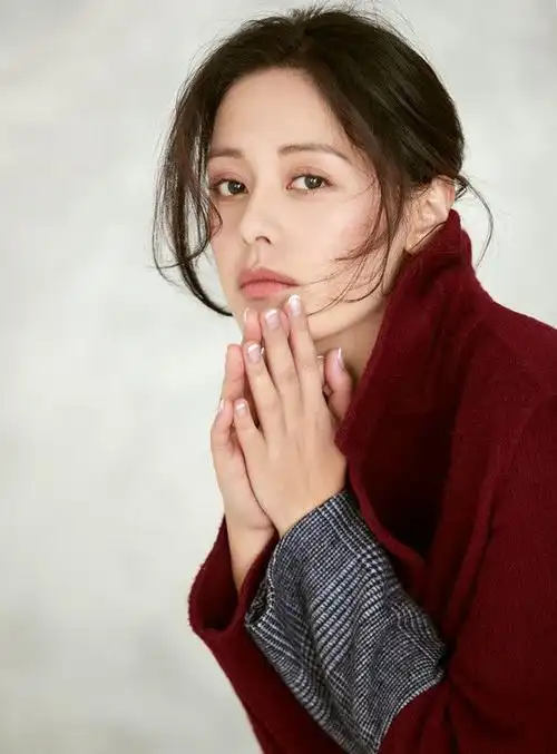 王力可写真日前,"氧气女神"王力可公布一组最新写真.