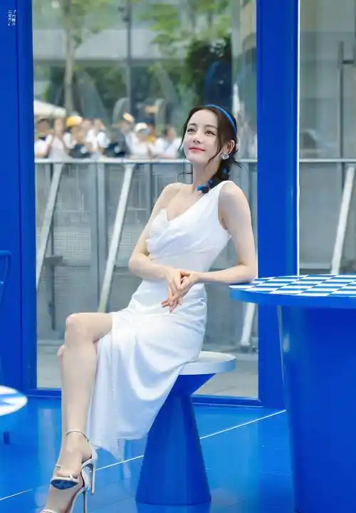 迪丽热巴本人身高168公分,身材比例已经很完美了.