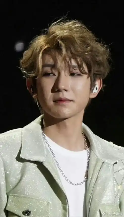 bally全球品牌代言人王源#我个人觉得王源这个165的身高罗圈腿 挝五