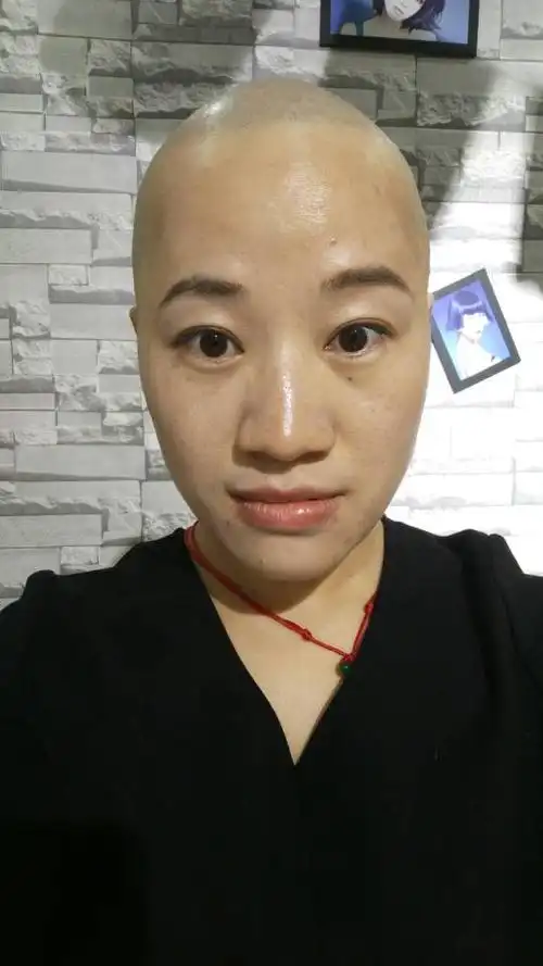 头发也不好,想着剃光了也省心,也是想总要尝试一次吧,后来又想做脏辫