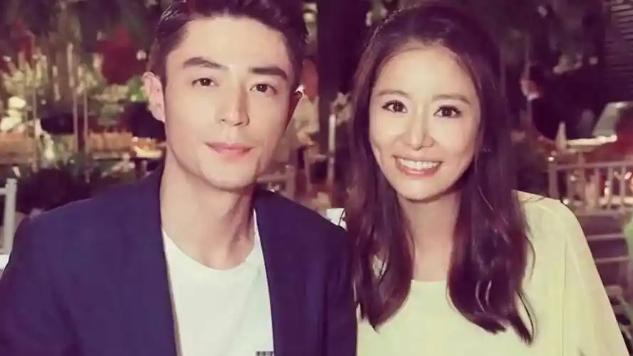 林心如为爸爸办生日宴,霍建华现身招呼亲友,73岁林爸打扮气派