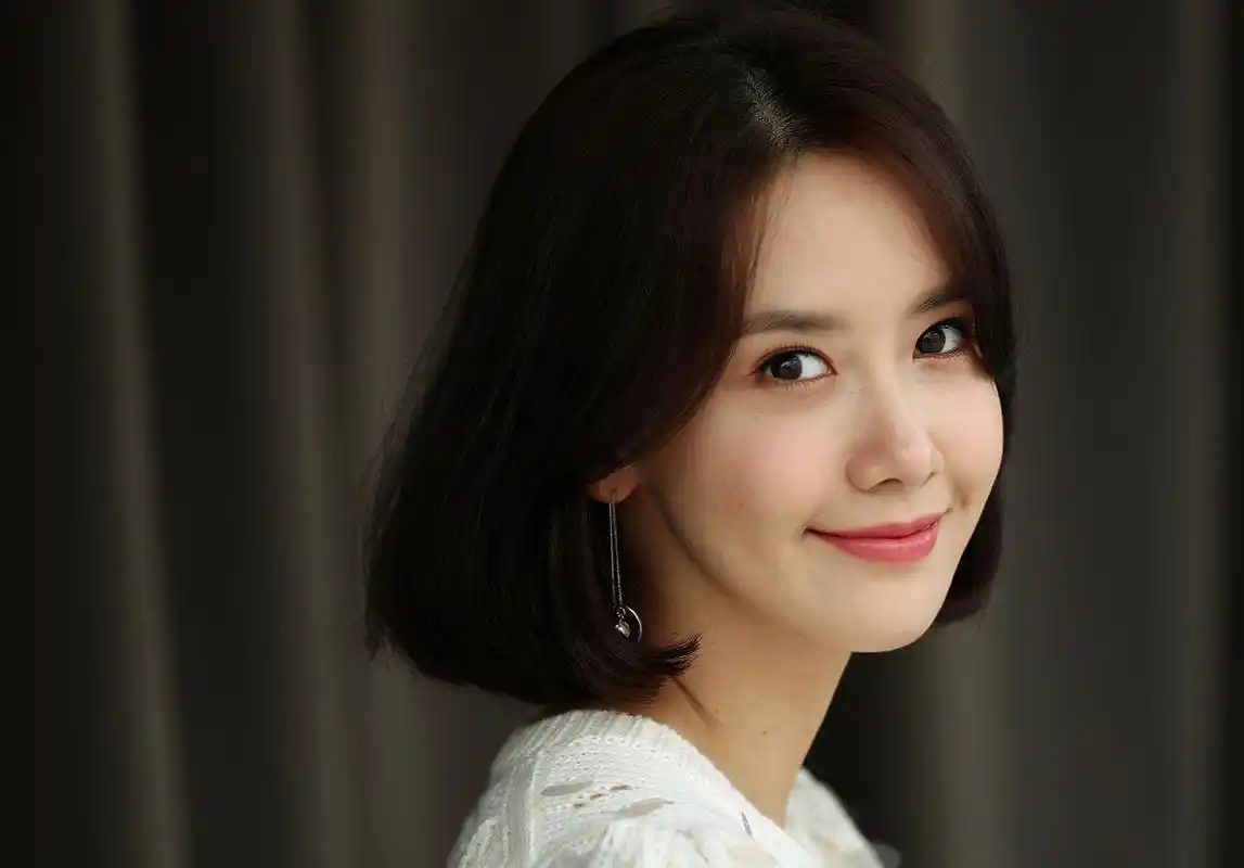 首先,在发型方面,我们可以尝试多剪短发,少留长发及腰.