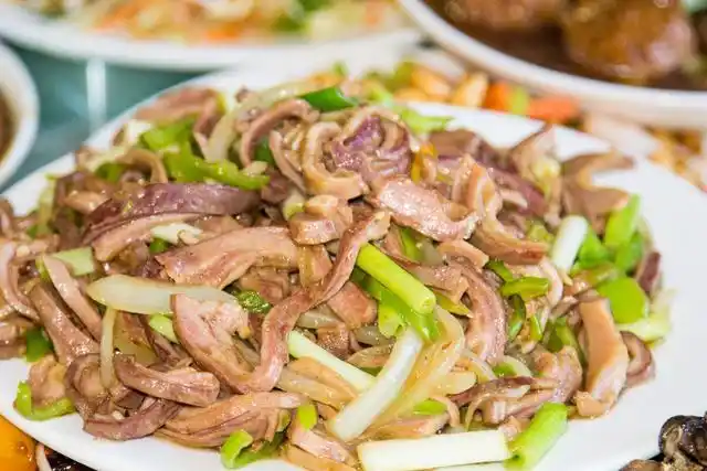 放入辣椒大葱煸炒6.放入羊肚7.爆香加入料酒,盐,生抽8.