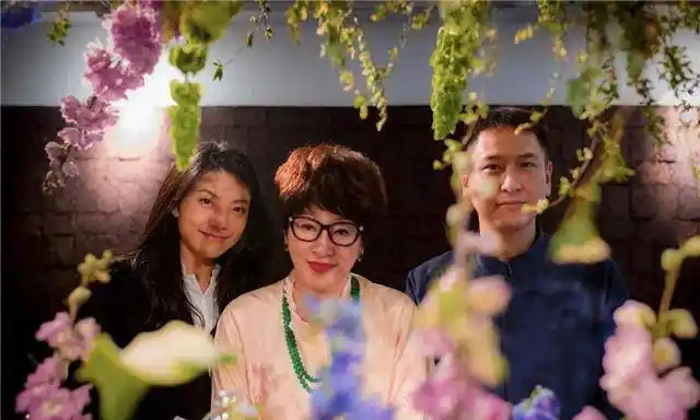 母亲是金马影后,18岁任董事,今身价90亿,女友是门当户对的名媛_汤珈铖