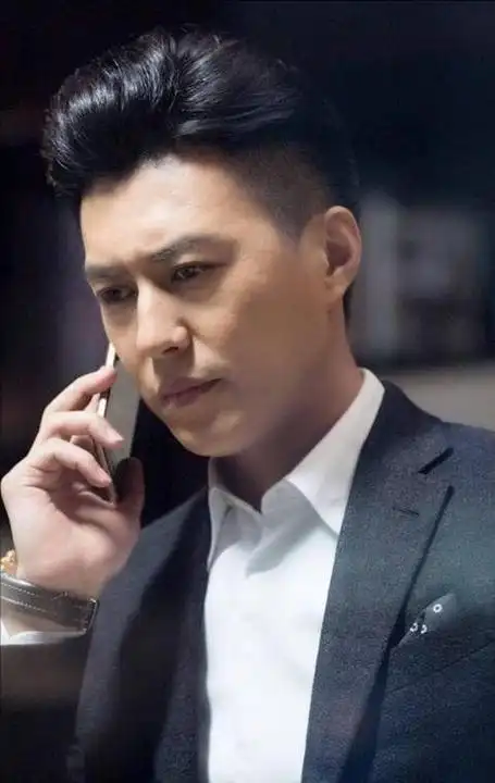 演员靳东参加两会引全网热议,身份显赫备受瞩目!