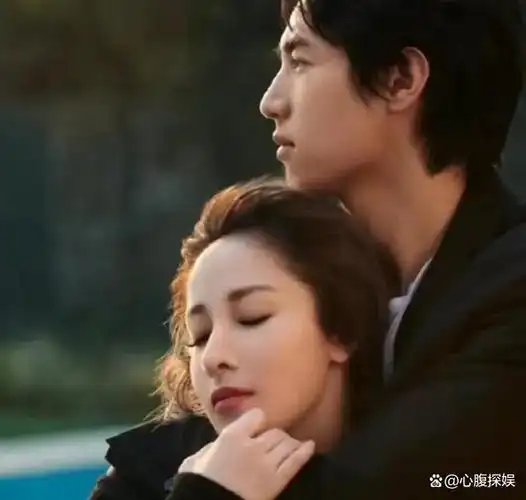 萧亚轩前男友黄皓官宣当爸手握婴儿小脚秀幸福结婚才半年多