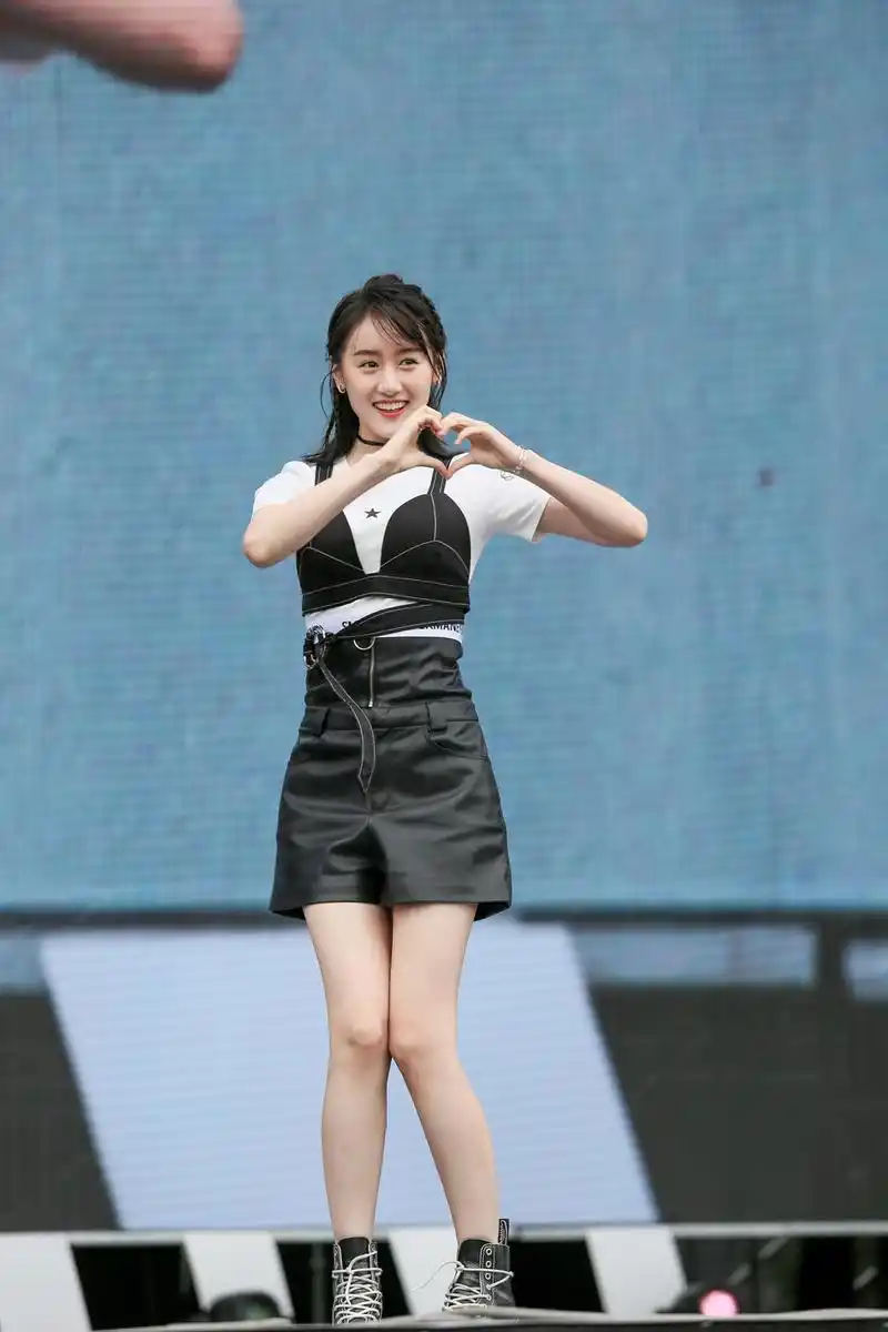 组图袁冰妍亮相粉丝嘉年华甜美笑容清新感十足