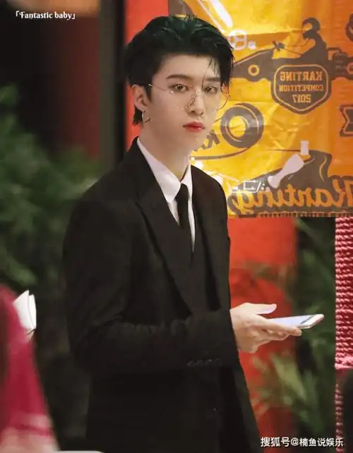 今天要跟大家聊的是范丞丞戴眼镜之后的模样,简直像是漫画里走出来的